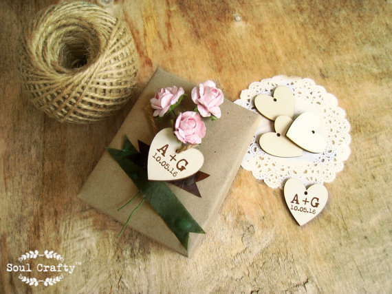 Свадьба - Personalized 3cm Engraved Wooden Hearts With hole Gift Tags Wedding Decoration Bridal Shower Pack of 30 / 50 / 80 / 100 / 150 / 180 / 200