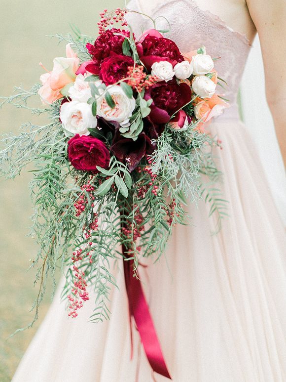 Hochzeit - Stunning Christmas Florals For Your Vow Renewal
