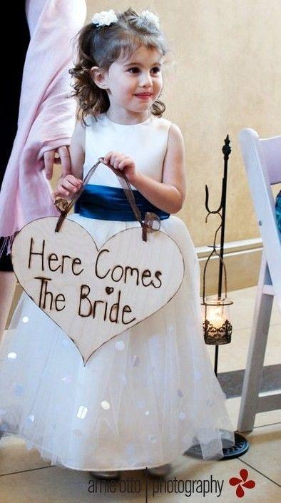 زفاف - Here Comes The Bride Sign Flower Girl Ring Bearer Wedding Photo Prop (item E10074)