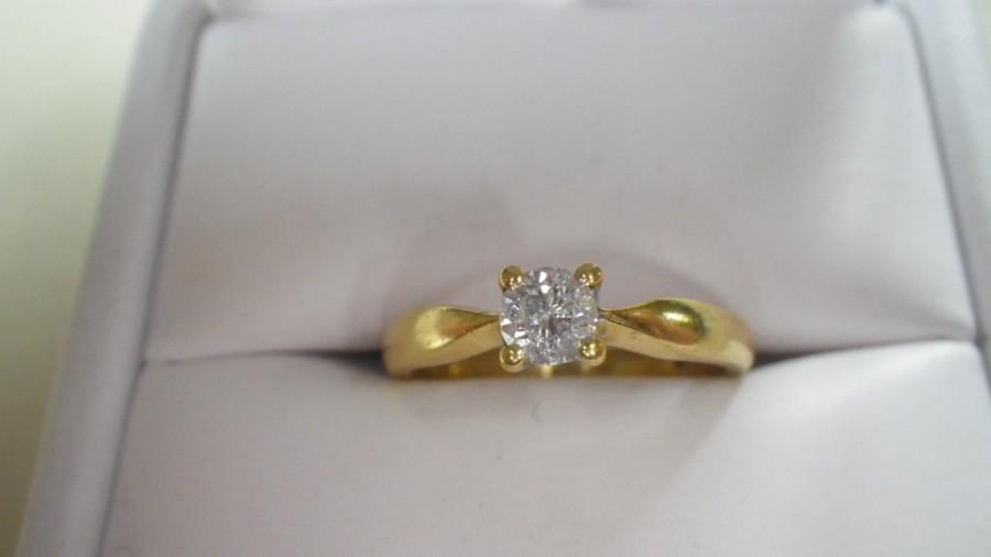 Hochzeit - Vintage 18ct Yellow Gold Diamond Solitaire Ring