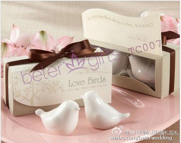 Mariage - Love birds salt and pepper shakers wedding favors  tc007