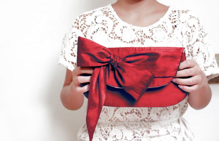 Mariage - Winter Wedding. Red Bridesmaids Clutches. Christmas Wedding. Personalized Gifts. Bridesmaids Gifts. Holiday Party Clutch. Silk Purse. Clutch