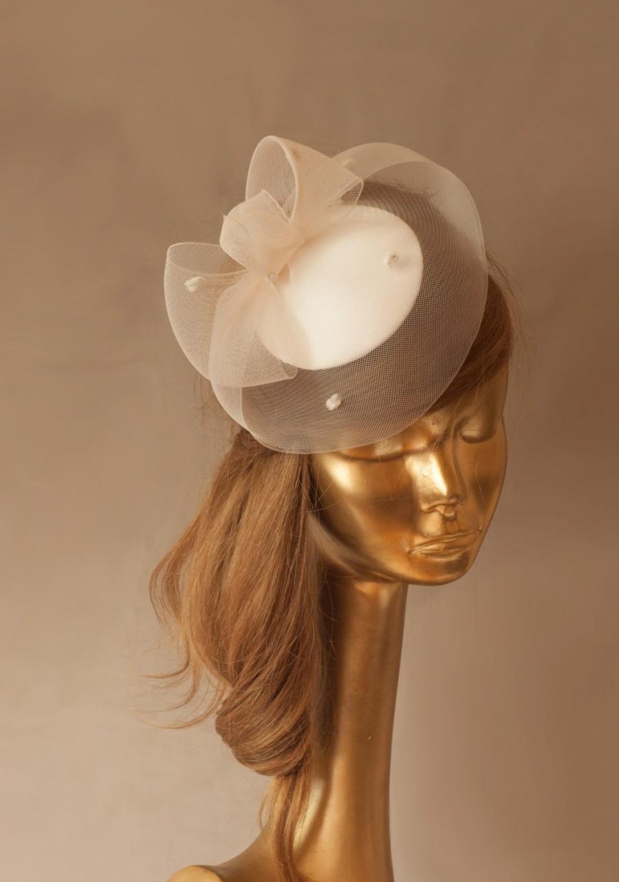زفاف - BRIDAL Ivory FASCINATOR with Dotted CRINOLINE . Wedding Mini Hat