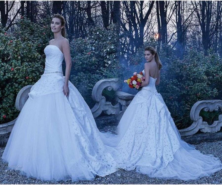 Mariage - Gorgeous 2016 Lace Wedding Dresses Beads Tulle A Line Fall A-Line Chapel Train Bridal Ball Gowns Fall Strapless Vestido De Novia Online with $109.8/Piece on Hjklp88's Store 