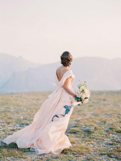Hochzeit - Mountaintop Colorado Bridal Shoot