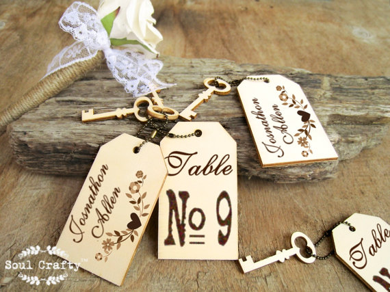 Mariage - Vintage key Escort Card tag Engraved Wooden Place cards Barn Rustic Wedding Gift Tags Pack of 30 / 50 / 80 / 100