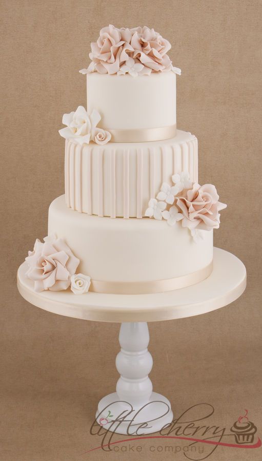 Hochzeit - Roses And Stripes 3 Tier Wedding Cake — Round Wedding Cakes
