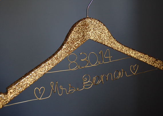 Mariage - Gold Glitter Bridal Hanger, Personalized Glitter Wedding Hanger, double lined, Wedding Date, Mrs Hanger, Wedding Party Gift, Wedding glitter