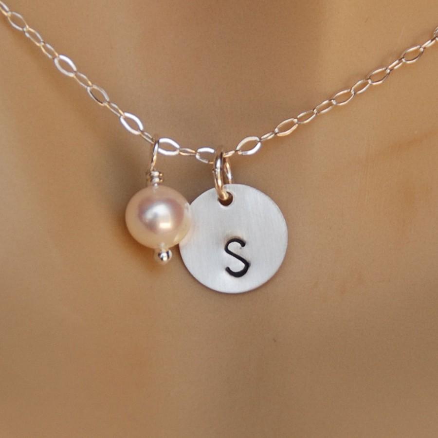 زفاف - Initial Charm Flower Girl Necklace, Personalized Child Necklace, Flower Girl Gift, Wedding Jewelry -  Freshwater Pearl in Sterling Silver