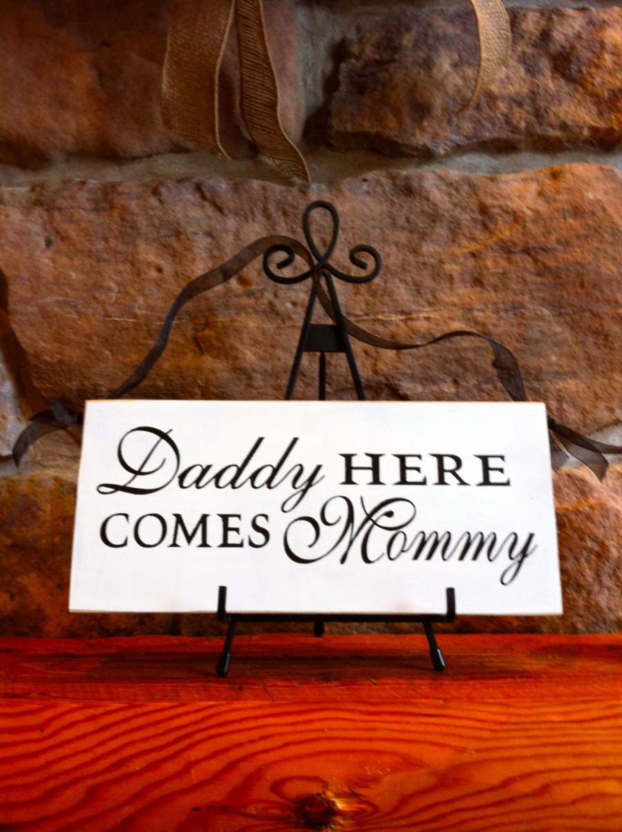 Hochzeit - Primitive Rustic Wedding Daddy Here Comes Mommy Sign