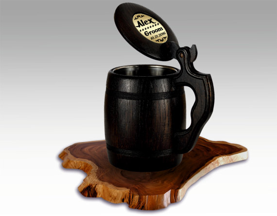 Свадьба - Personalized Groomsmen Gift, Wooden Beer Mug with Lid, Engraving Beer Mug, Groomsman, Wedding Gift, Custon Mug, Wooden Tankard, Beer Stain