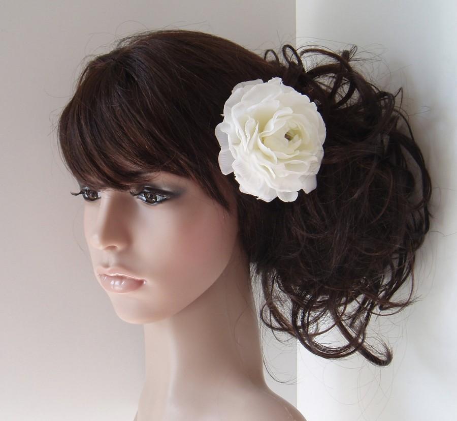 Mariage - Wedding Hair Flower Bridal Clip hair piece Simple Light Ivory White Accessory Realistic Ranunculus
