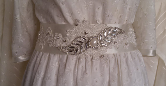 Mariage - Wedding sash belt, Wedding accessories, Bridal sash, ivory lace bridal belt sash, Wedding lace and pearl sash, Satin ribbon with rhinestone