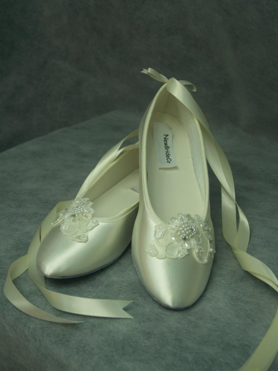 زفاف - Brides Ivory Wedding Flat, Satin Ivory Shoes, Lace Applique with Pearls, Lace Up Ribbon Ballerina Slipper, Comfortable Wedding Shoes