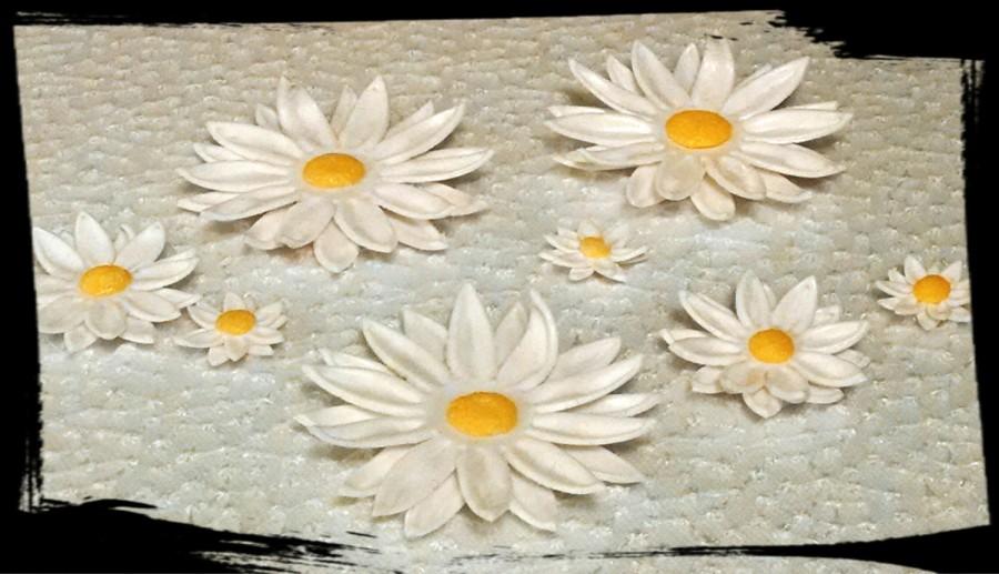 Mariage - 24 Edible DAISY gum paste / fondant flowers / sugar flowers / cake or cupcake decorations / cake or cupcake topper