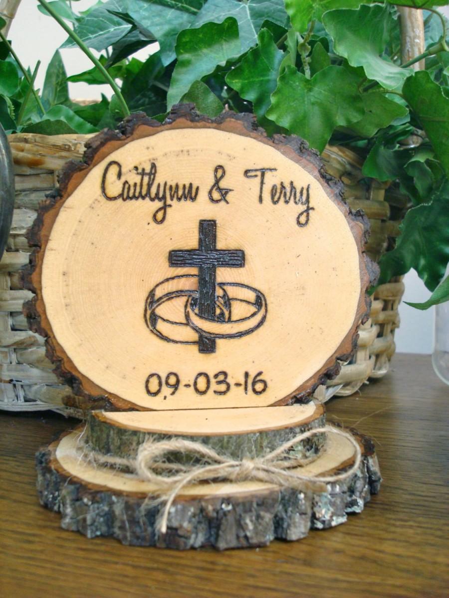 Свадьба - Rustic Cross Rings Wedding Cake Topper / Wood Burned / Personalized Topper