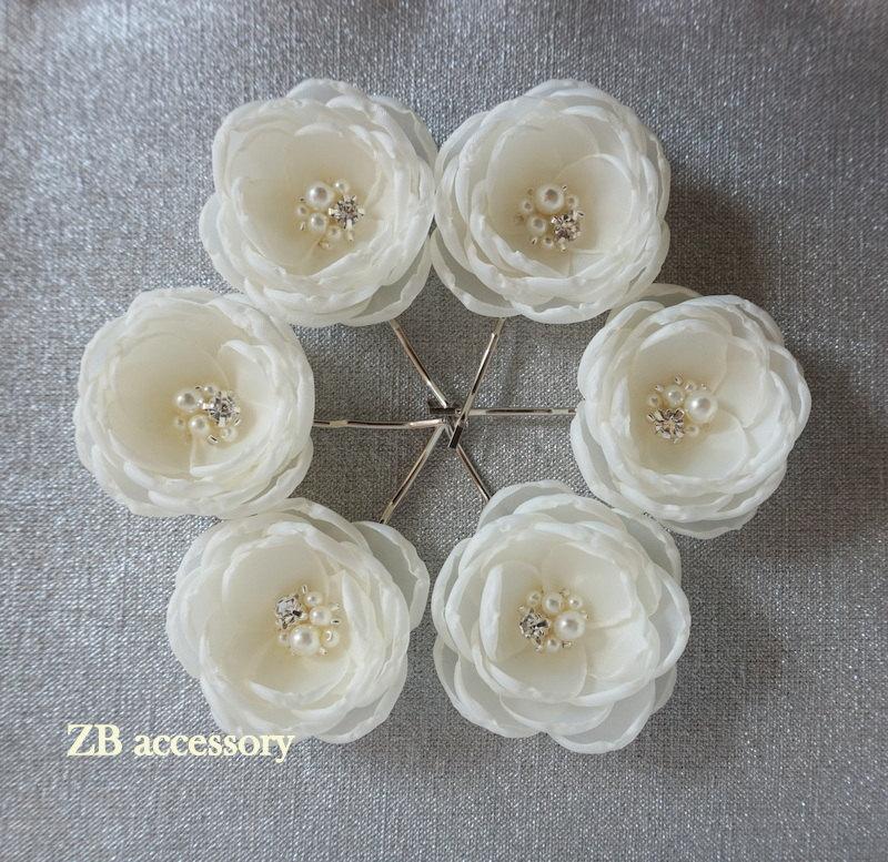 زفاف - Ivory Bridal hair flowers, Off white hair pins, Small flowers with crystals and pearls, Bridesmaids sash brooch Handmade Wedding Accessories