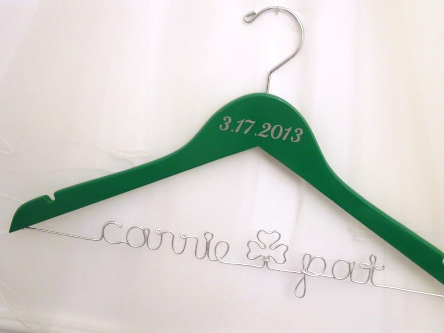زفاف - St. Patrick's Theme Personalized Bridal Hanger with Date - Shamrock Green or painted another Wedding Color, St. Pats Clover