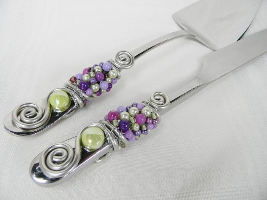 Свадьба - Lavender Purple, Lime Green BEADED CAKE server and knife - Wedding Cake Serving Set  - Swarovski Crystal, Pearls and Glass