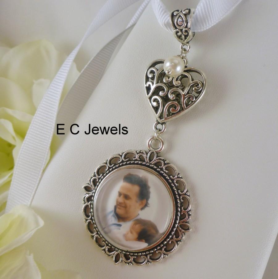 Mariage - Wedding Bouquet Memorial Photo Charm with a Pearl Accent - Pick your color