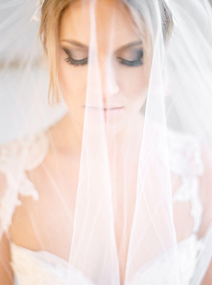 Hochzeit - Romantic Bridal Portrait With Veil