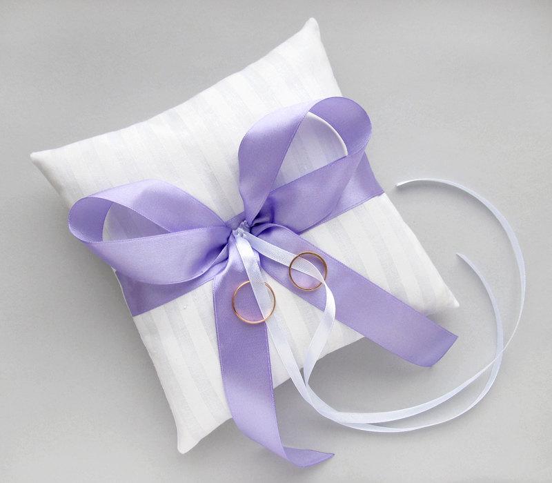 Свадьба - White Wedding Bearer Pillow, Purple Ring Cushion