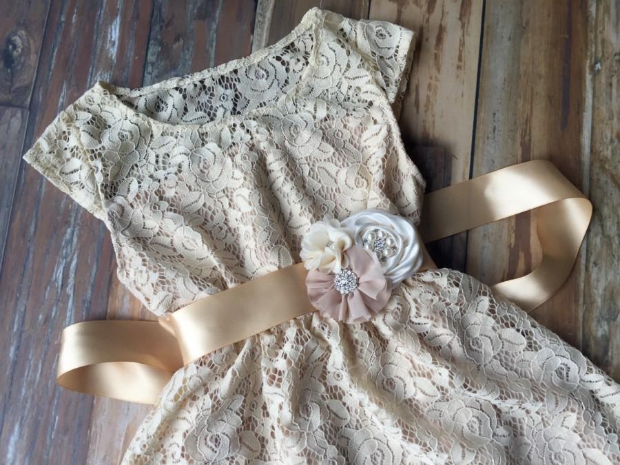 Hochzeit - Lace flower girl dress. Flower girl dress. Champagne flower girl dress. Girls dress. Country rustic dress. Girls Lace dress