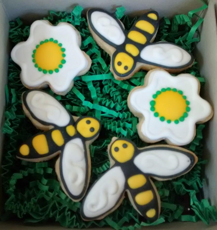 Свадьба - Honey bees and flowers sugar cookies decorated with royal icing ,mini cookies,birthday, get well,Mother's day