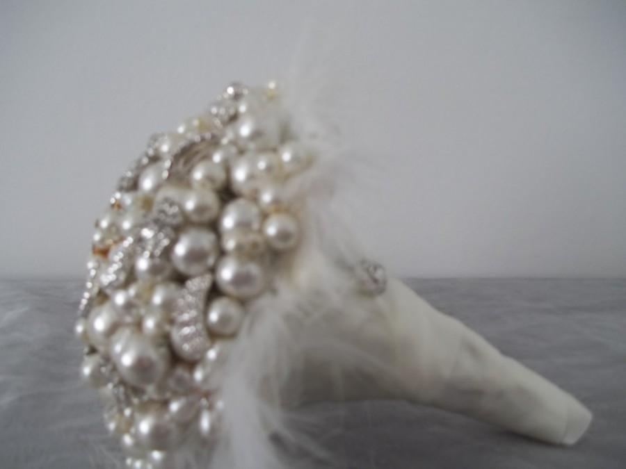 Hochzeit - Stunning Ivory Pearl and Brooch Bouquet. Bridal Bouquet.