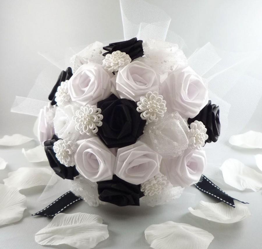 Hochzeit - Uptown Wedding Bouquet, Bridal Bouquet - Lux Chic Style, Modern Wedding, Black and White bouquet, Wedding Origami Bouquets