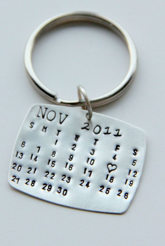 Hochzeit - Sterling Calendar Keychain , Gift For Him, Calendar Key Chain, Wedding Favors, Save The Date, Anniversary, Valentines Gift