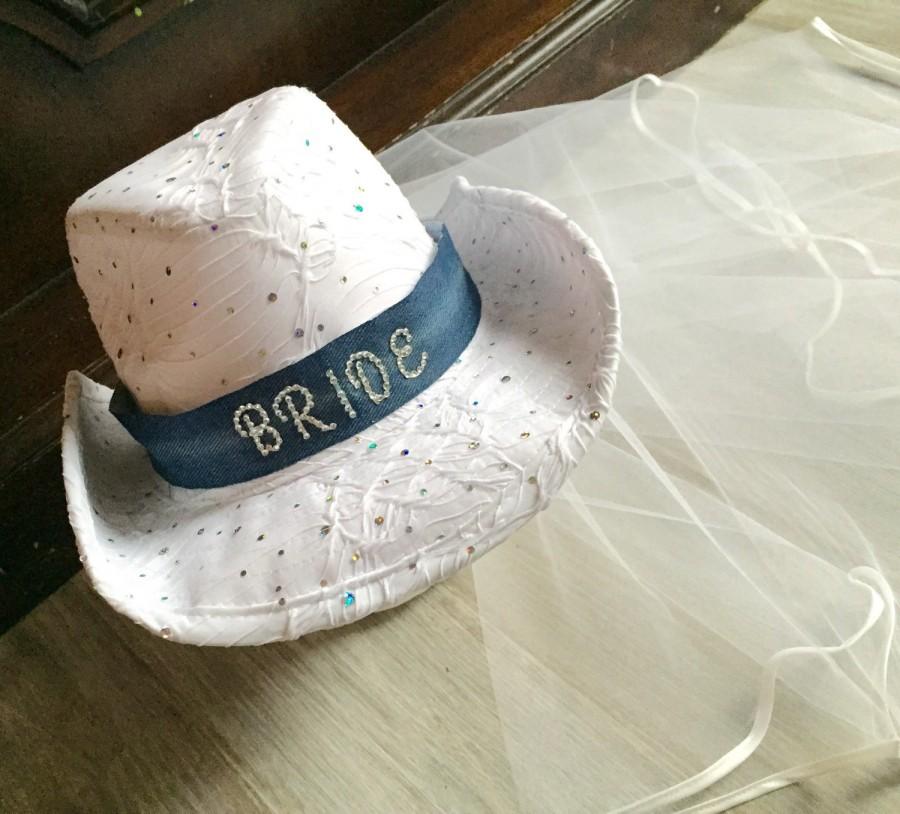 Mariage - Bridal hat, weddings, bachelorette veil, cowgirl hat, bride gift, bachelorette veil, beach wedding, hats