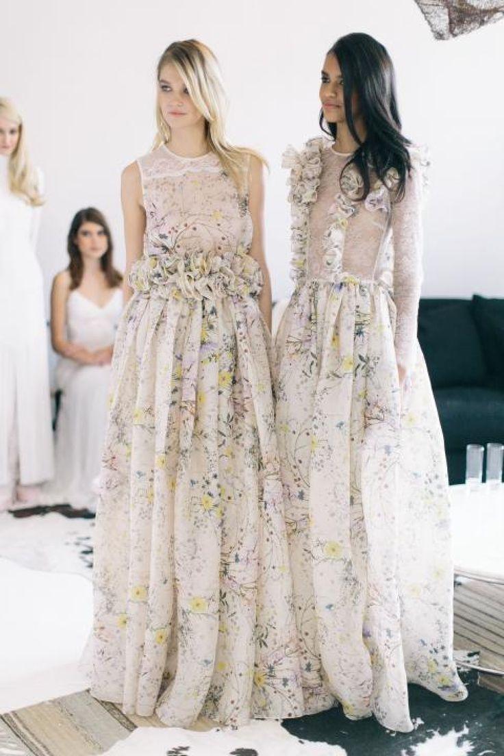 Mariage - Floor Sweeping Florals For Spring Weddings / Wedding Style Inspiration