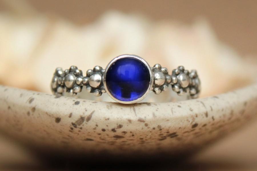 زفاف - Blue Sapphire Bezel Set Solitaire Ring with Daisy Band in Sterling - Silver Promise Ring with Floral Pattern Band - Unique Engagement Ring