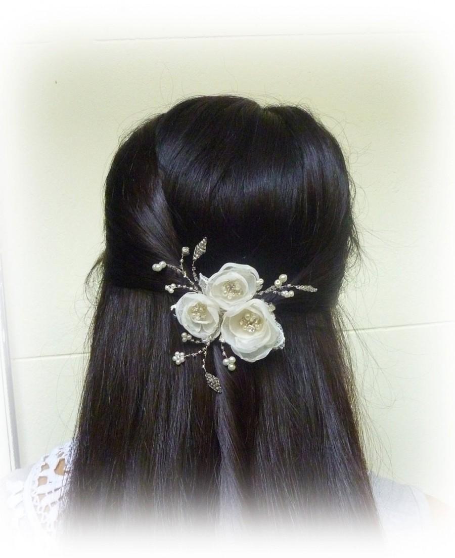 Свадьба - Ivory wedding  fascinator, Flower Girl hair, Veil Accessory, Flower hair adornment by Gingibeads on Etsy