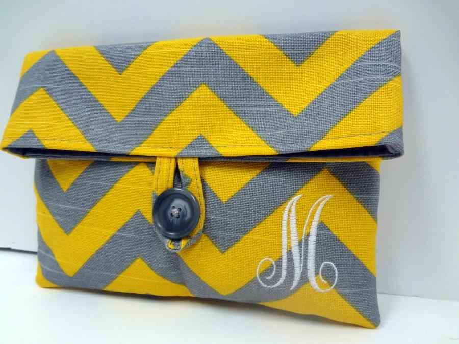 Mariage - Modern Yellow and Gray Chevron Makeup Bag with White Inital Monogram - Bridesmaid Gift Clutch Purse