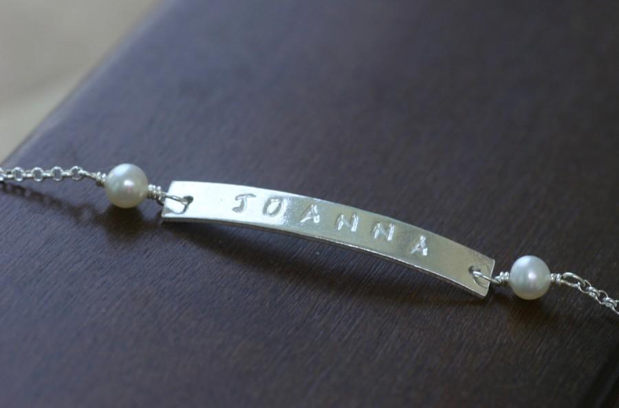 Mariage - Silver name bracelet, personalized bridesmaid bracelet pearl, personalized bridesmaid gifts, pearl bracelet bridesmaid - Joanna
