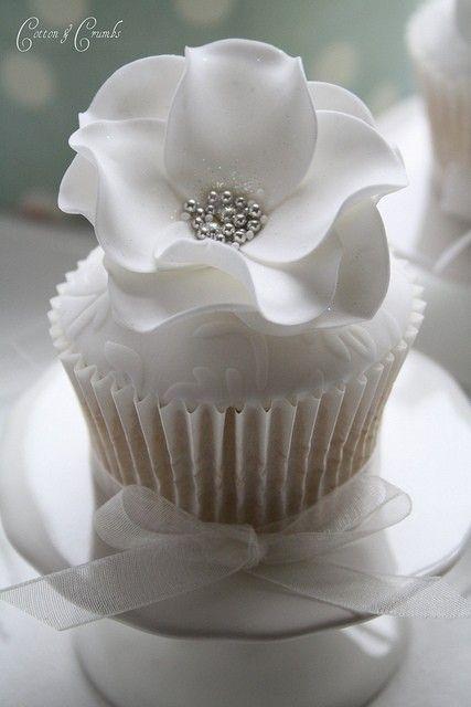 Свадьба - Wedding Cupcakes And Mini Wedding Cakes