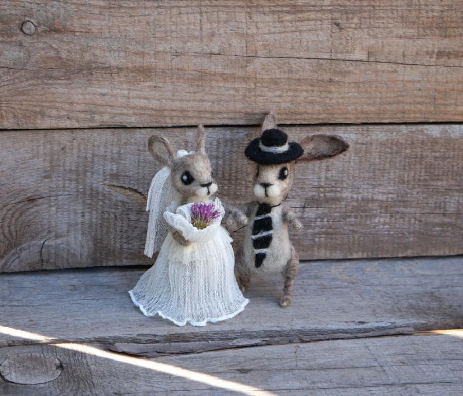 Hochzeit - Felt wedding cake topper Woolen wedding Mr & Mrs bunny Wedding  animal Rabbit couple in love Bride and Groom Rustic wedding decoration bunny