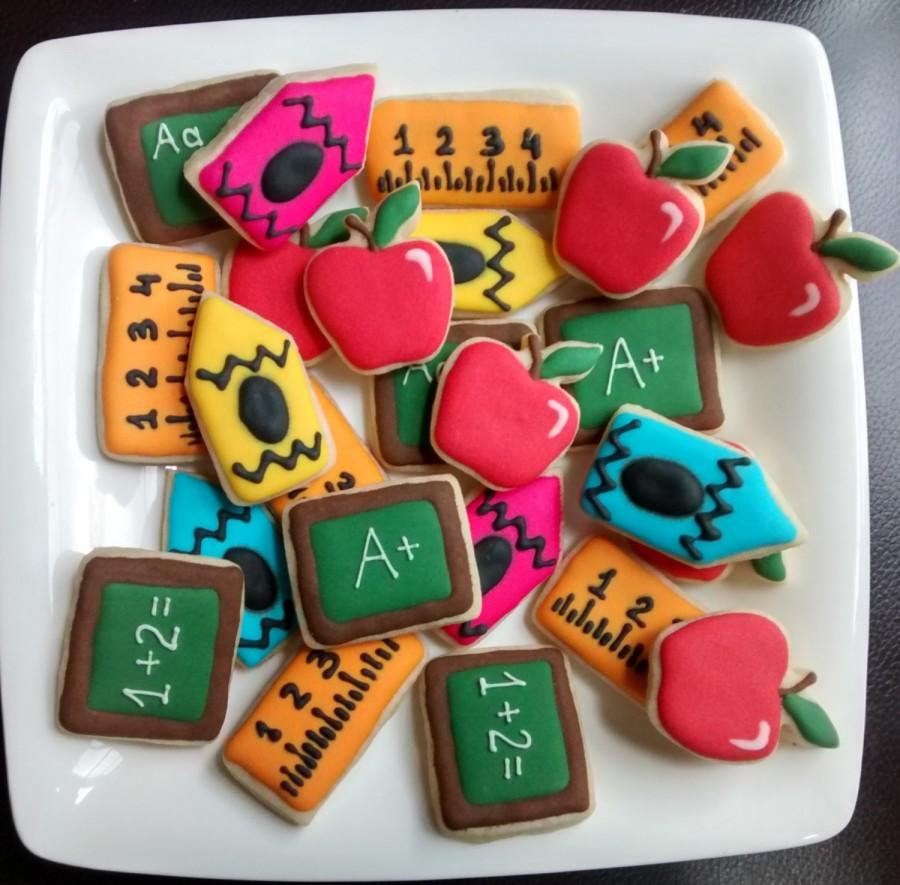 Свадьба - School,teacher appreciation ,back to school mini sugar cookies with royal icing,chalkboard, crayon, ruler,apple
