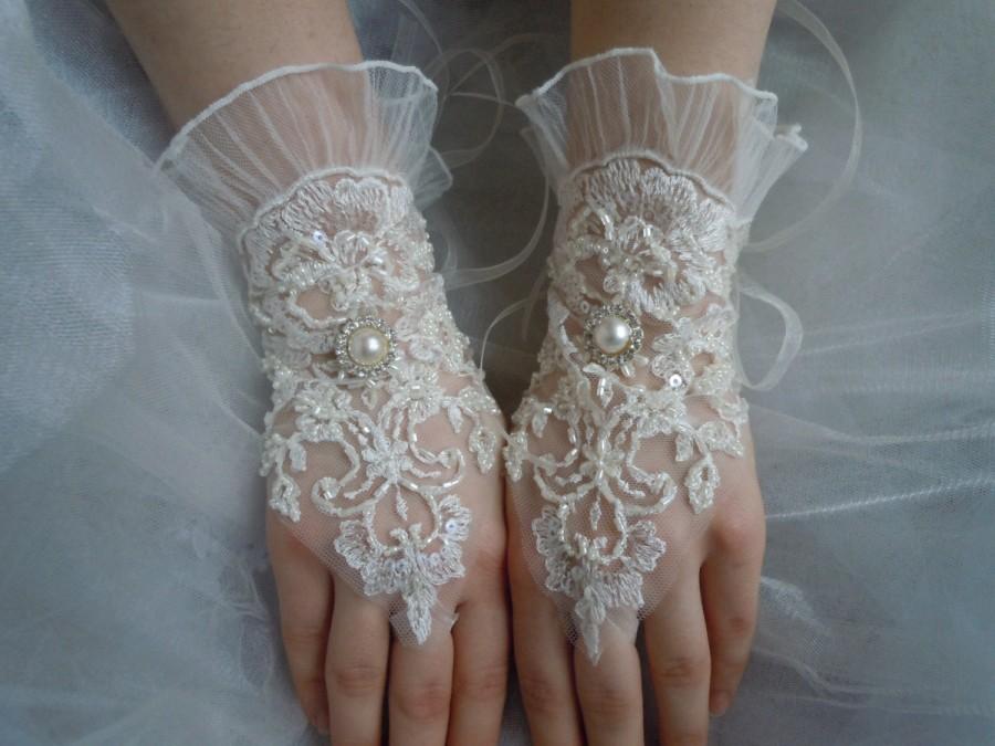 زفاف - İvory lace wedding gloves, french lace glove, bridal gloves, ruffle lace glove,Pearl rhinestones button,bridal accessories