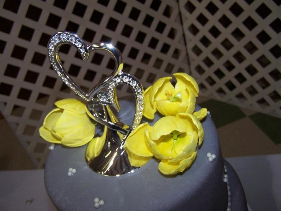 Hochzeit - 2 Gum paste tulips / Cake decoration / Edible flower / sugar flower / wedding cake decoration