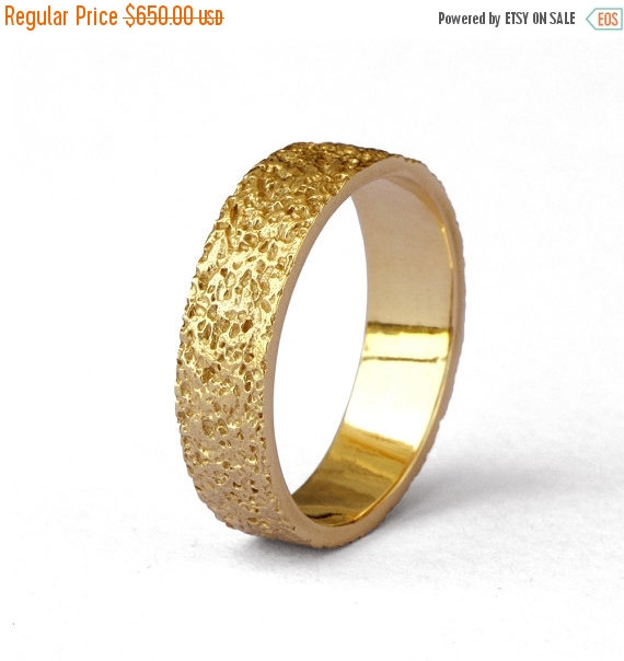 Mariage - ON SALE - STARDUST Textured Wedding Band, 14k Yellow Gold Wedding Ring, Unique Wedding band, Mens Wedding Band Gold