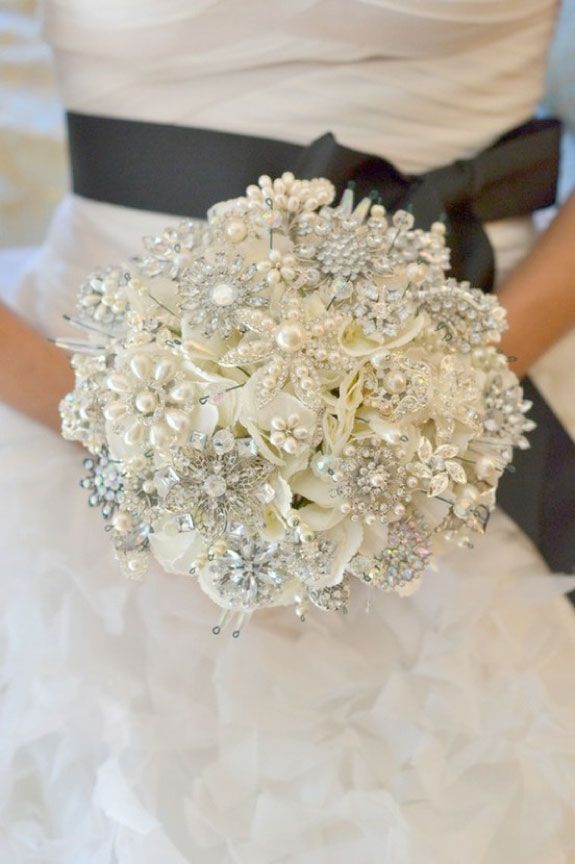 Hochzeit - DIY Brooch Bouquets
