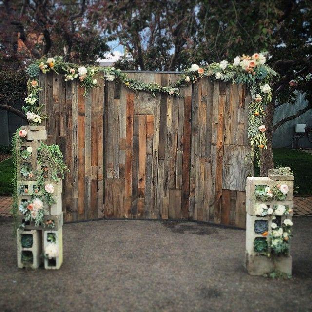 Hochzeit - Wood Wall Wedding Backdrop