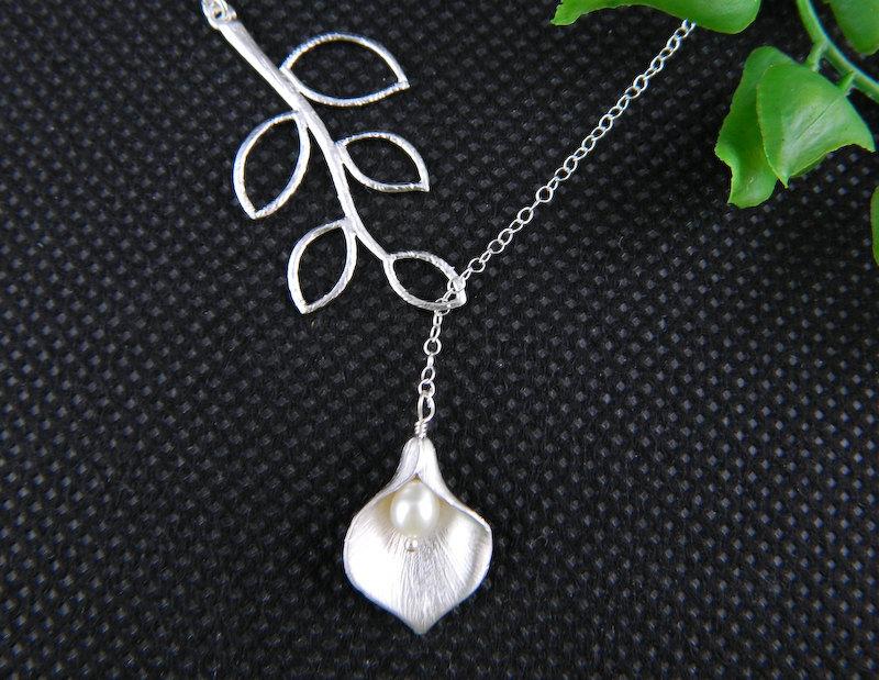 Mariage - Lariat Calla Lily Necklace, Silver Flower Necklace, Maid of Honor Necklace, Bridesmaid Jewelry, Bridal Party Gift, Cally Lily Wedding Gift