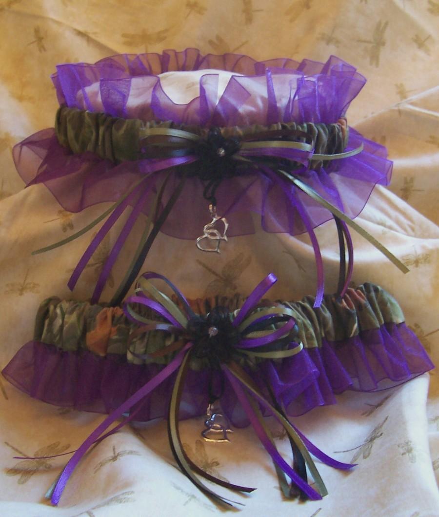 Свадьба - Realtree camo and Purple wedding garter set