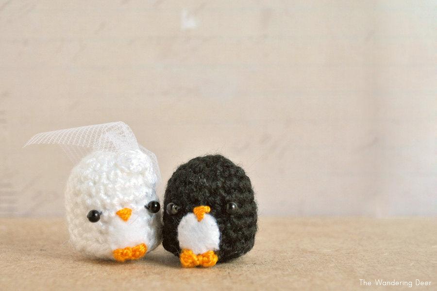 Mariage - Amigurumi Penguin, wedding gift, bride and groom, cute keychain, Mr & Mrs, kawaii charm, bridal shower gift, cake topper, MADE TO ORDER
