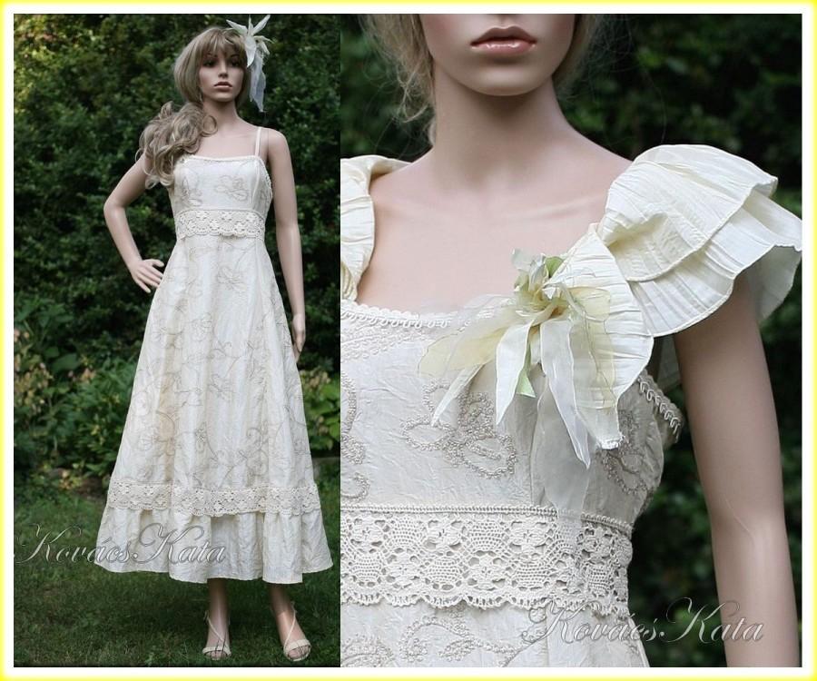 Hochzeit - Bohemian 1970-style A-line Wedding Dress with Taffeta Collar - Michelle