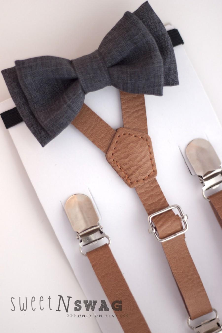 Mariage - SUSPENDER & BOWTIE SET.  Newborn - Adult sizes. Light brown pu leather suspenders. Dark grey chambray bow tie.